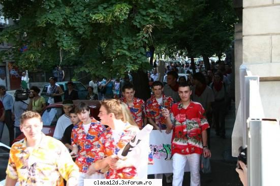 Poze si impresii - ce ne poza lumea..mai ceva ca pe michael jackson - Defilare